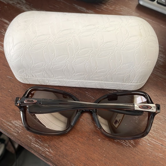 Oakley Obsessed brown tortoise sunglasses OO 9192-07 5819 125 2P with white case